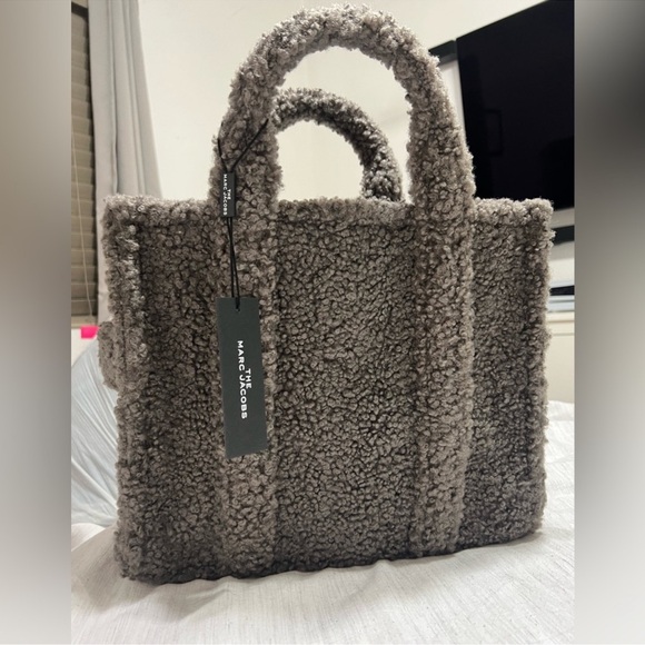 MARC JACOBS
Mini Traveler Faux-Fur Tote Crossbody Bag - Picture 12 of 13